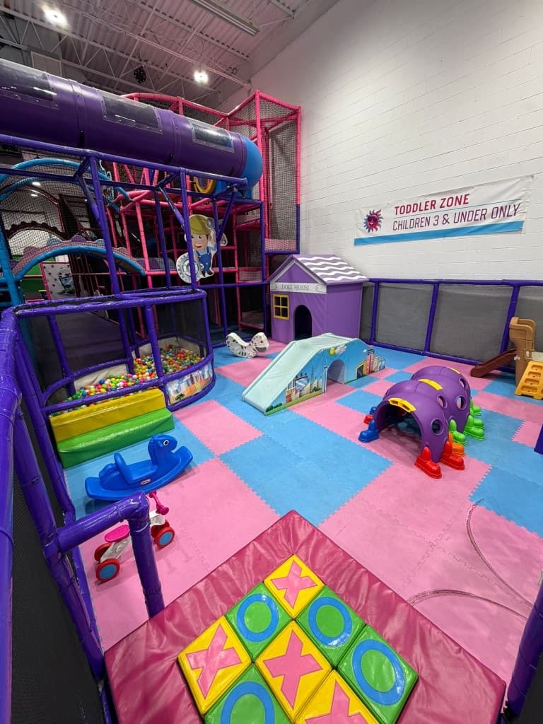 Play tunnel leading to the ball pit at Fun Factory